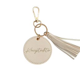 Abgebildet ist ein Schlüsselanhänger mit der Aufschrift Königstochter, da wir bei Crowdedheaven christliche Geschenke verkaufen
