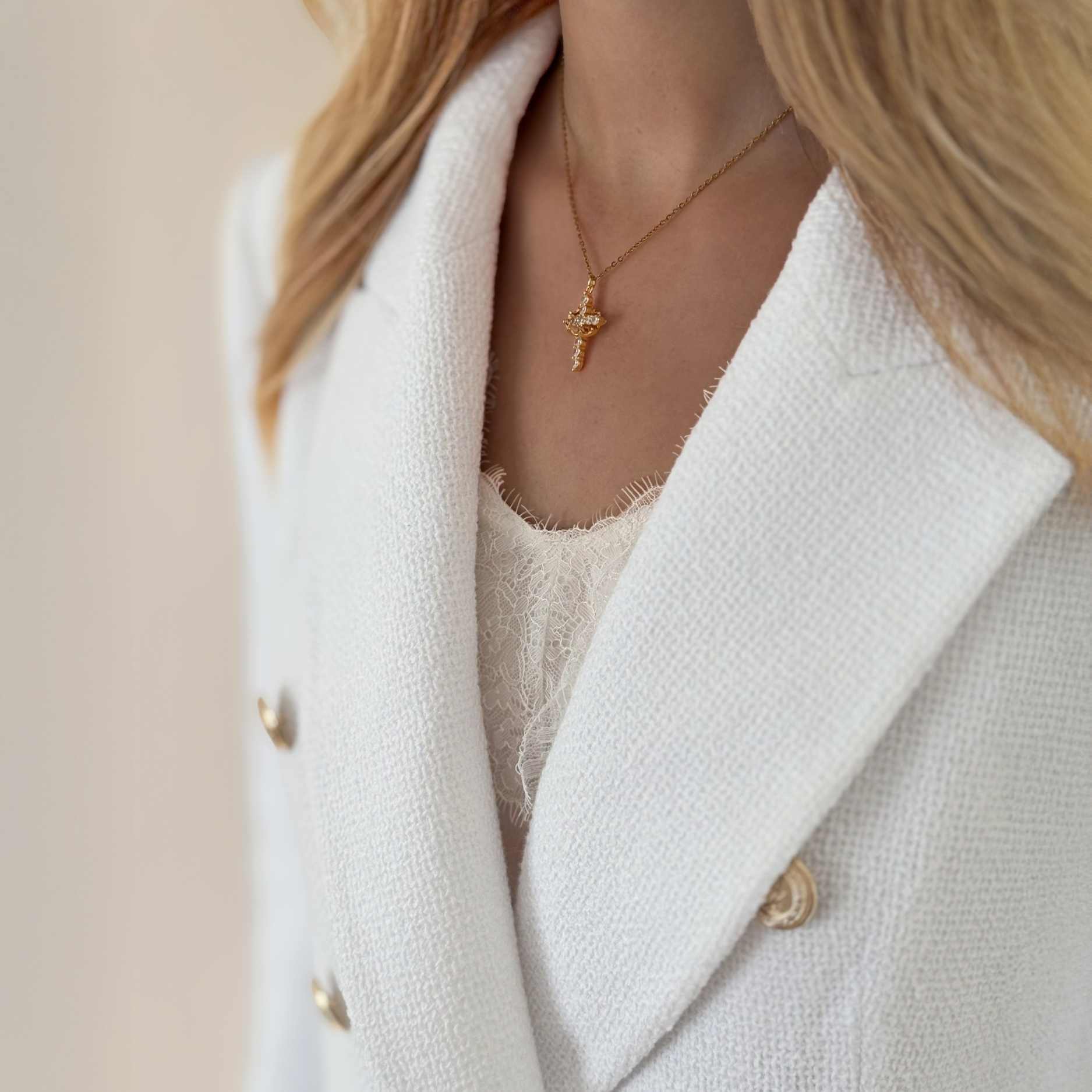 Christliche 18k Gold Halskette mit Steinchen und Krone als Geschenk zur Taufe oder Konfirmation.