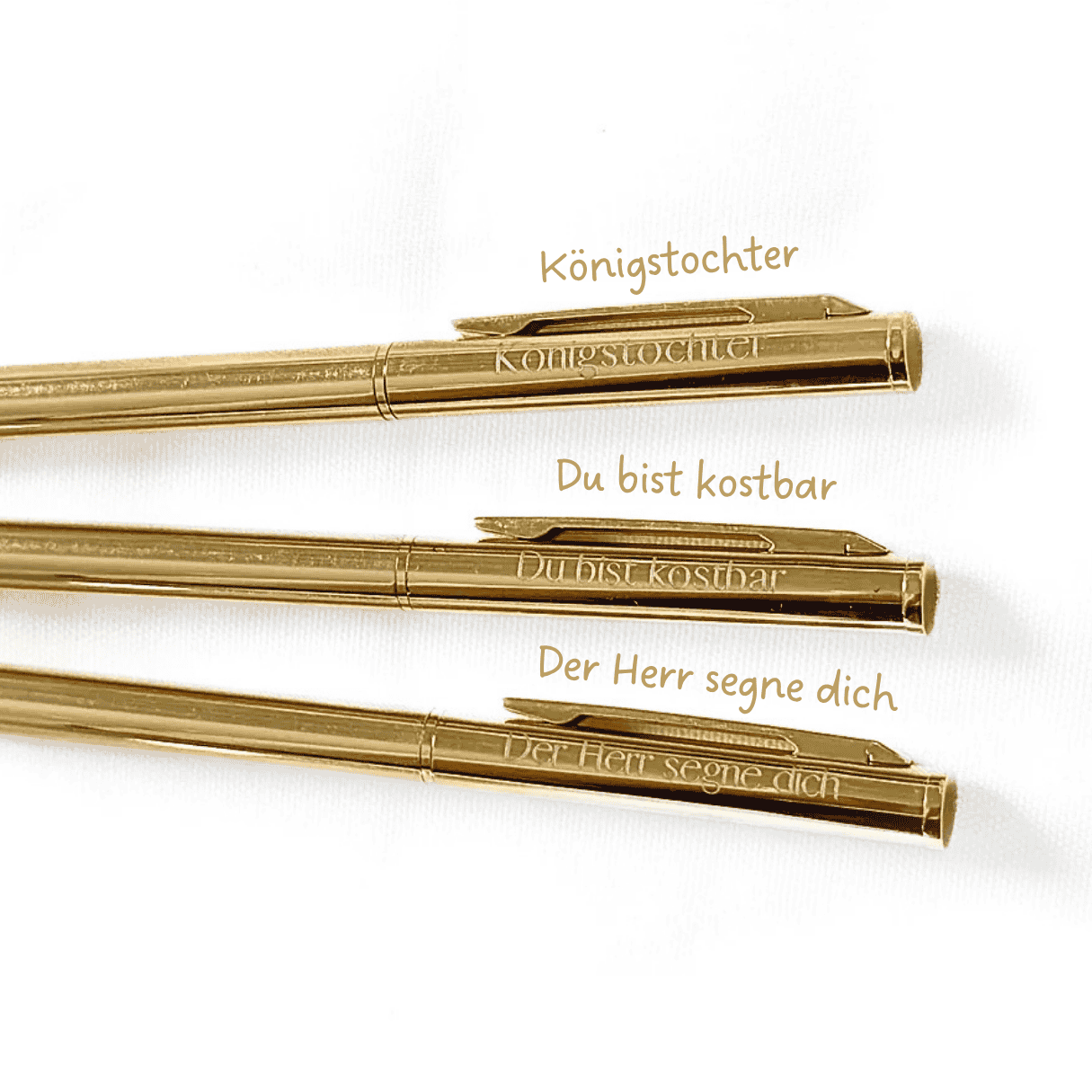 Goldener Kugelschreiber graviert mit 3 christlichen Aufschriften: Königstochter, Du bist kostbar, Der Herr segne dich. Der Stift hat eine schwarze Mine und eignet sich als Geschenk für Kirchen und Gemeinden.