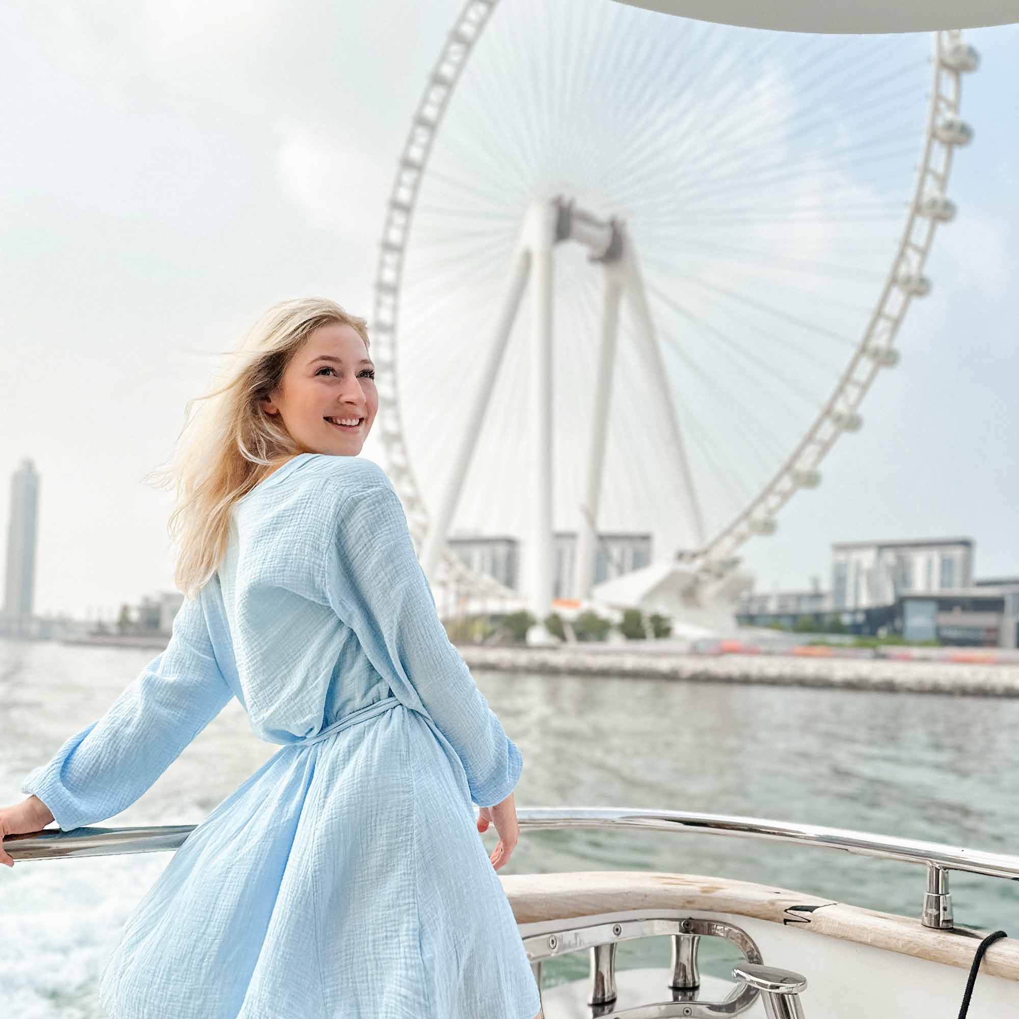 Kurzes-Musselinkleid-mit-Guertel Frauen Mädchen