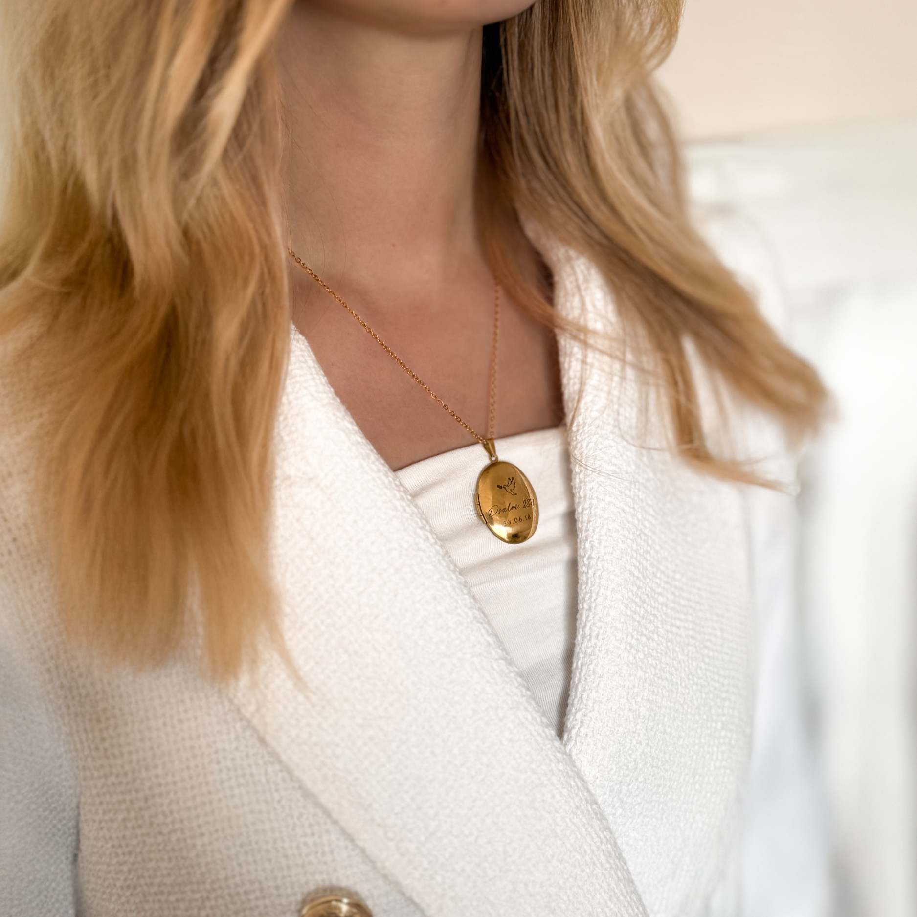 Goldene Kette mit Amulett zum Aufklappen und Gravur für Frauen und Mädchen