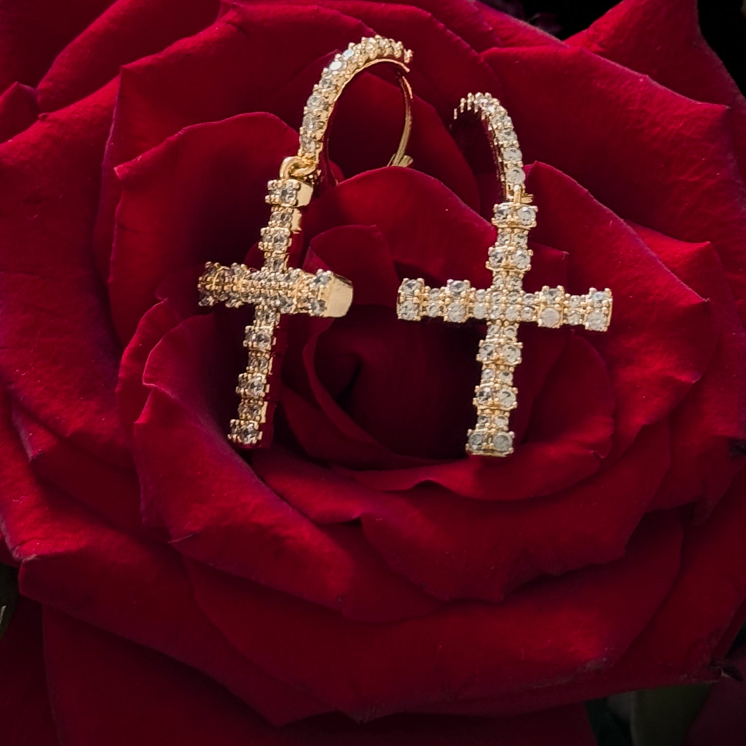 Ohrringe mit Kreuz