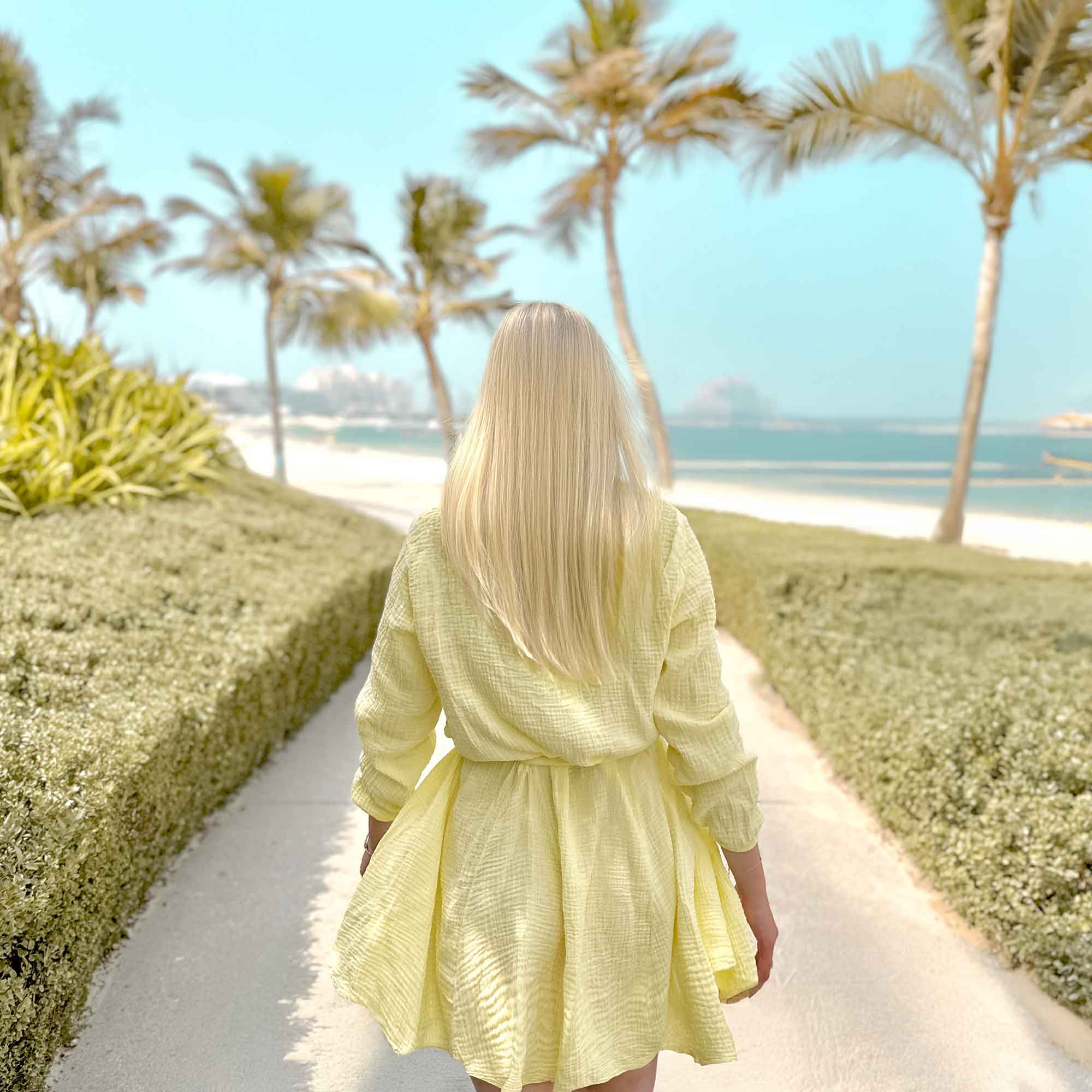 gelbes-kleid-mit-guertel-frauen-damen