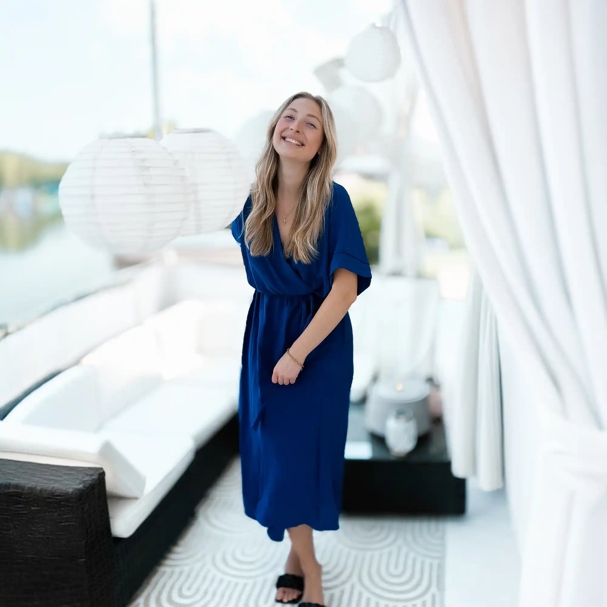 Dunkelblaues Midikleid mit Guertel Wickelkleid