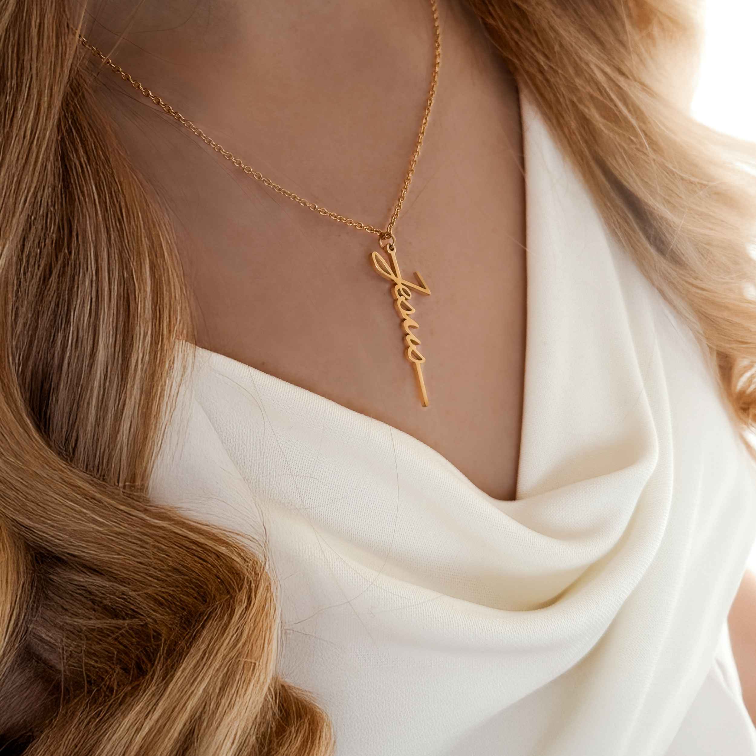 Goldene Halskette mit dem Schriftzug Jesus - christliche Kette wasserfest und hypoallergen