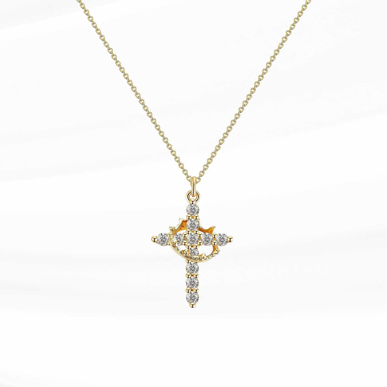 Vergoldete, christliche Halskette mit Kreuz Anhänger und eine Krone darum. Das Kreuz ist besetzt mit Zirkonia Steinen, wodurch die Kette schön funkelt. 