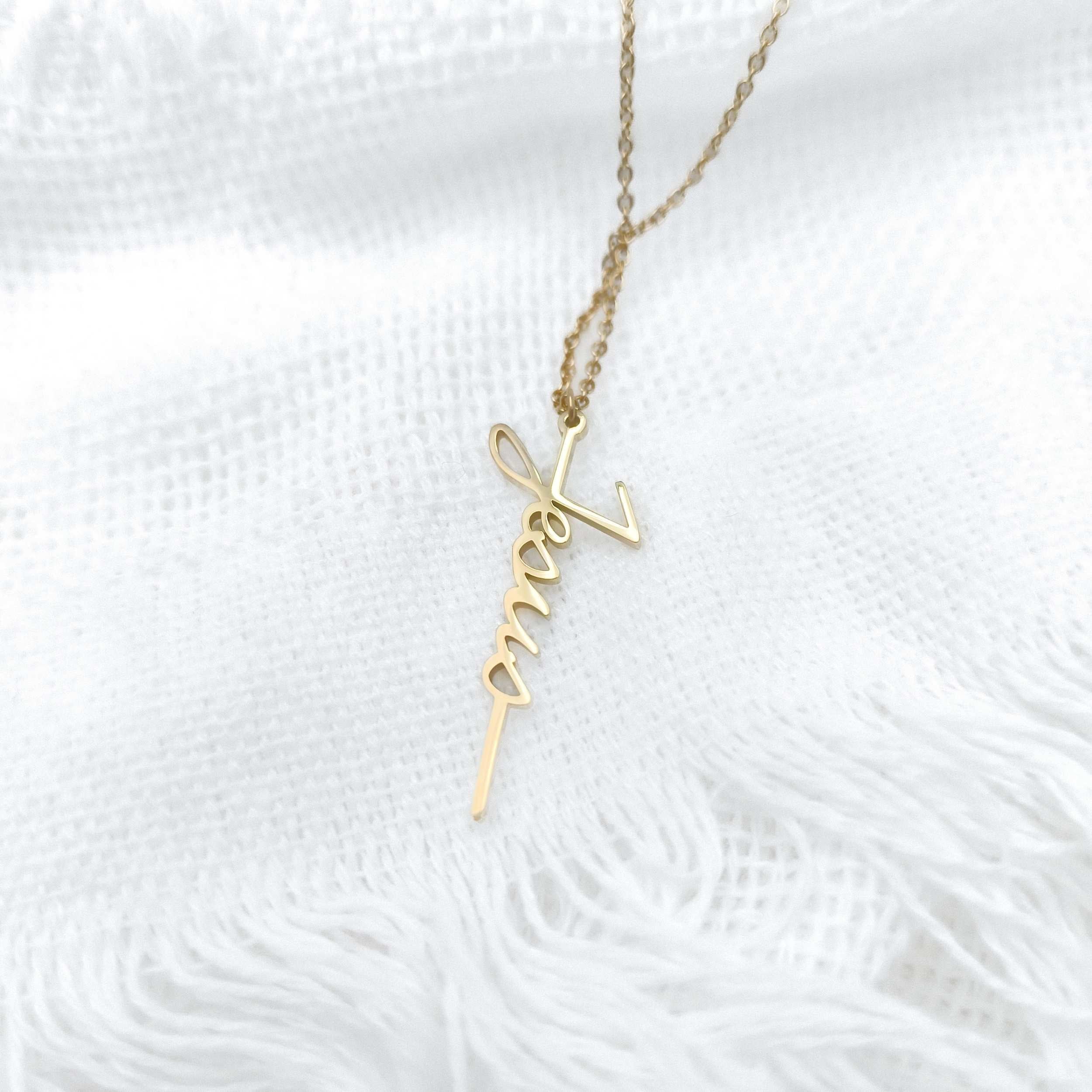 Edelstahl Halskette gold mit dem Anhaenger Jesus als Schriftzug - christliche Halskette als Geschenk zur Taufe