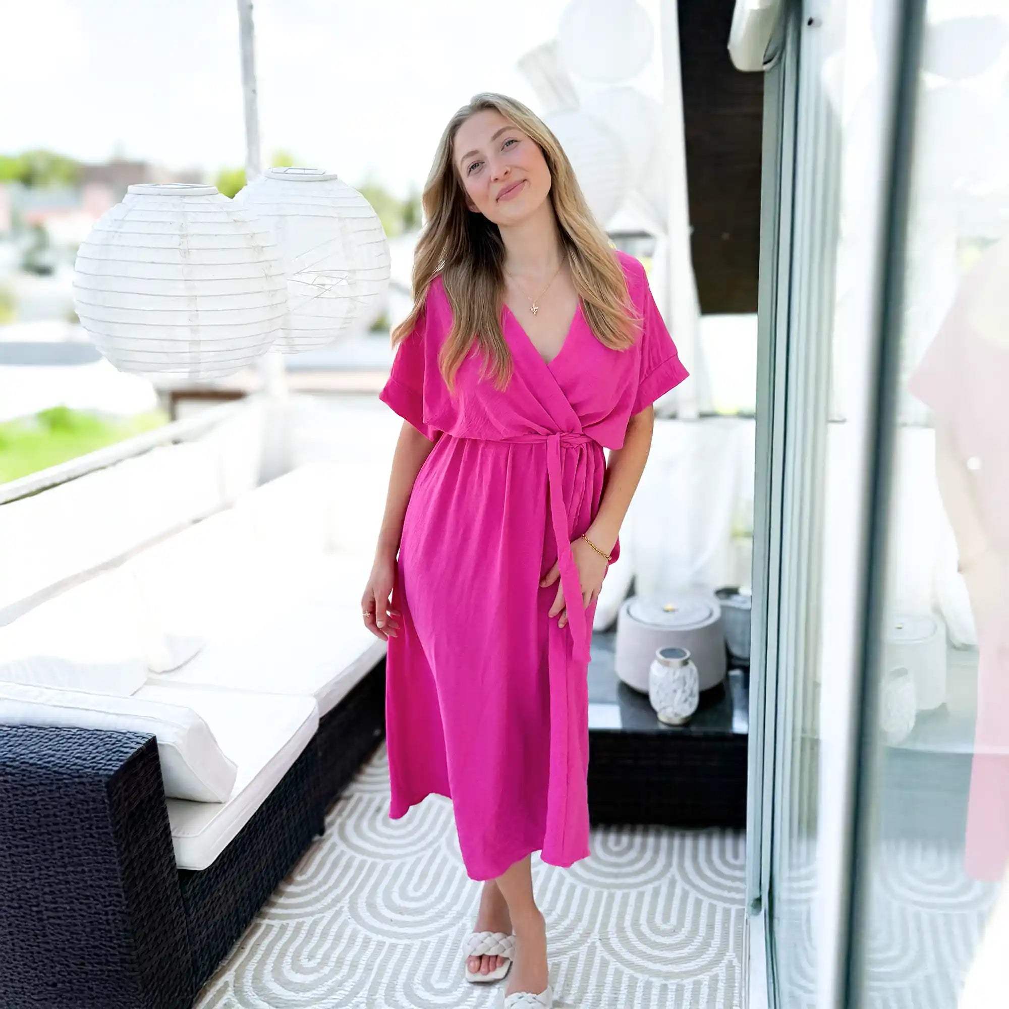 leuchtend pinkes Wickelkleid Sommer mit Guertel tailliert