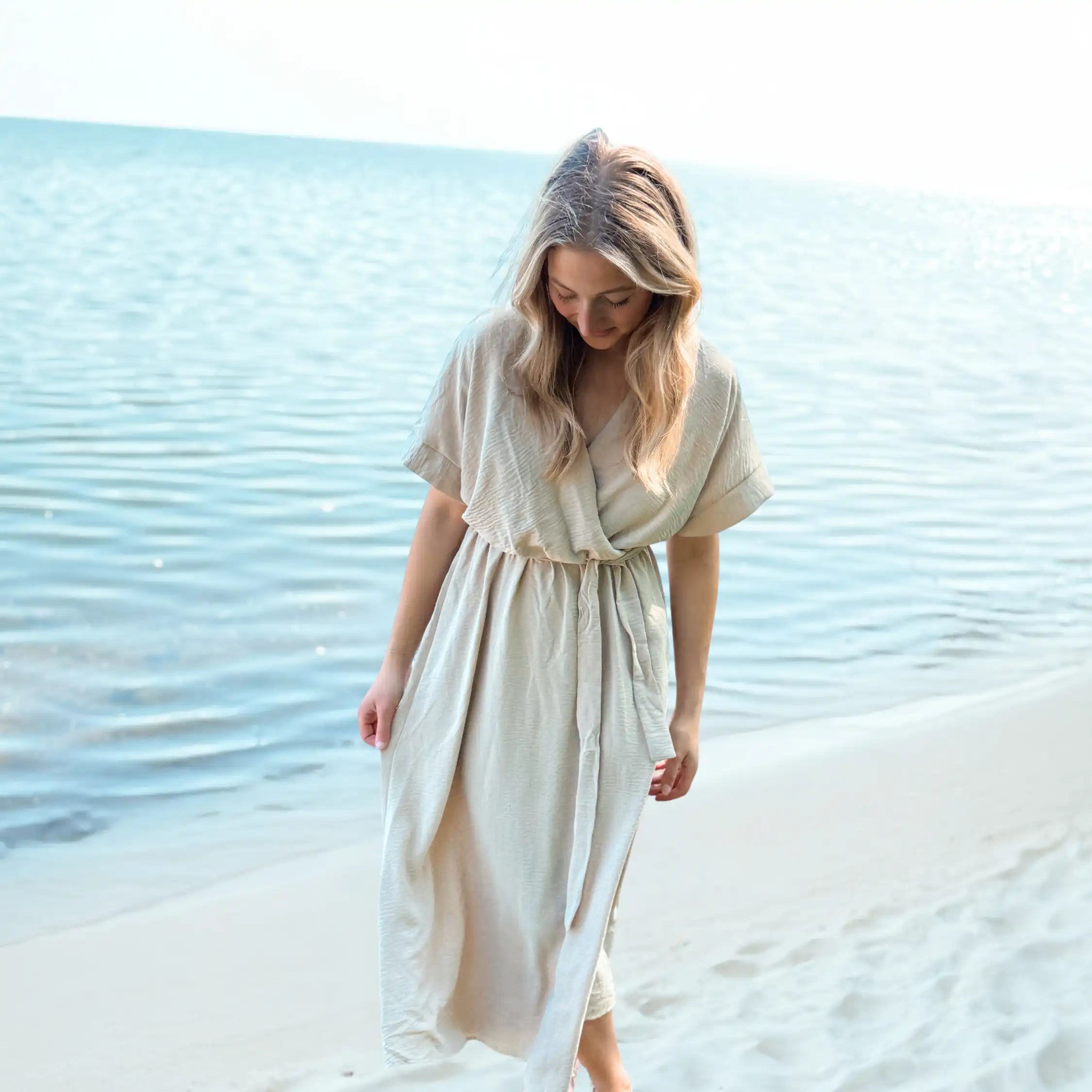 lockeres Sommerkleid beige mit Guertel tailliert luftig